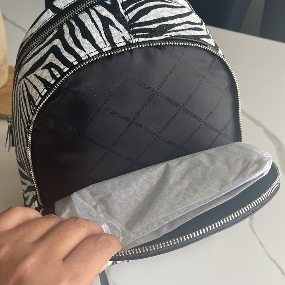 Micheal kors medium backpack - Picture 8 of 17